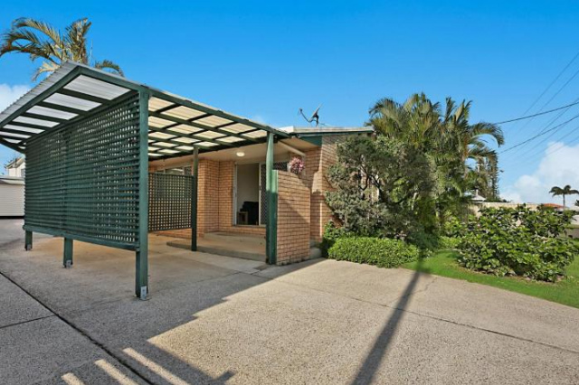 Lowanna - Two Bedroom Townhouse, one street away from the beach! - Sunshine Coast