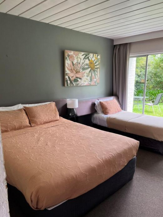 Riverbank Park Motel - Bright