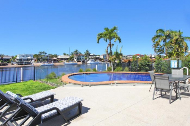 Outstanding Waterfront Hamptons Style 5 Bedroom Luxurious Home with Air Conditioning Pool and Pontoo - Mooloolaba