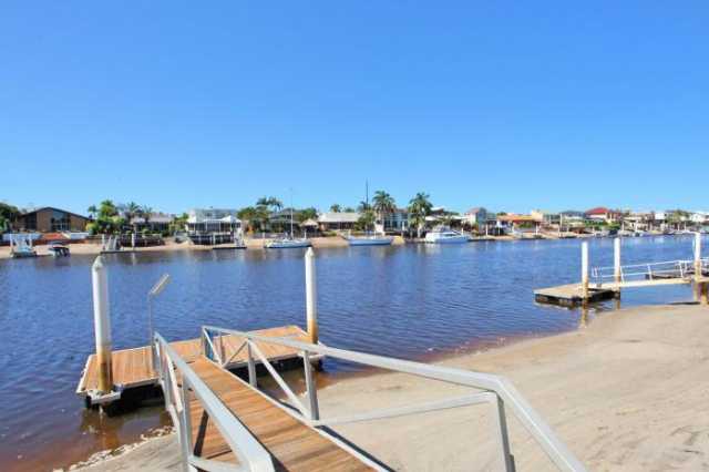 Outstanding Waterfront Hamptons Style 5 Bedroom Luxurious Home with Air Conditioning Pool and Pontoo - Mooloolaba