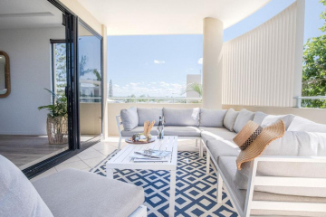 Live like a local in the heart of Moffat Beach - Walking distance to everything!