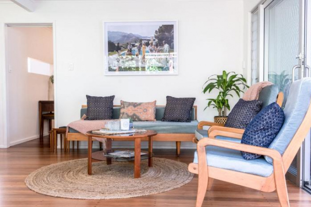Mid-Century Modern Retro Beach House Minutes to Moffat Beach - Caloundra