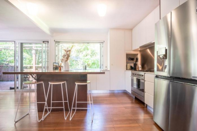 Mid-Century Modern Retro Beach House Minutes to Moffat Beach - Caloundra