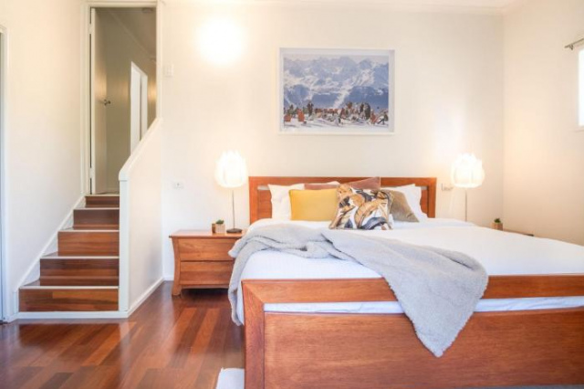 Mid-Century Modern Retro Beach House Minutes to Moffat Beach - Caloundra