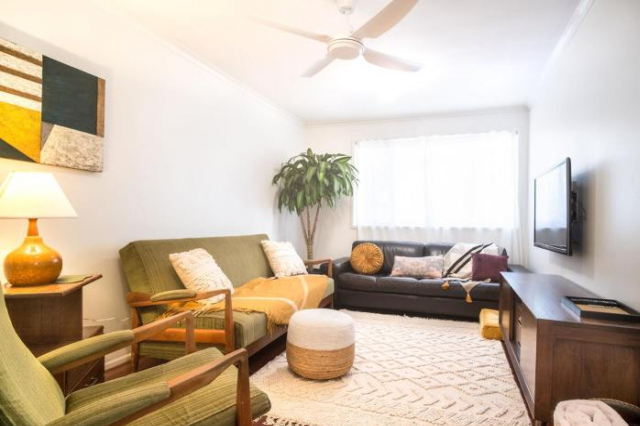 Mid-Century Modern Retro Beach House Minutes to Moffat Beach - Caloundra