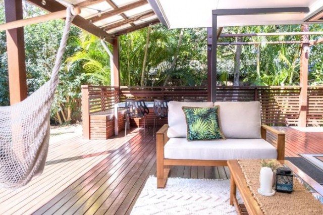 Mid-Century Modern Retro Beach House Minutes to Moffat Beach - Caloundra