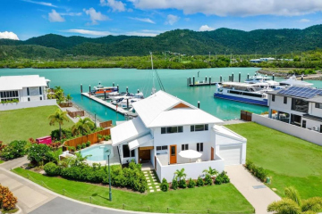 Waterfront Living At Its Best at 20 the Cove - 艾爾利海灘 最低房價22724元
