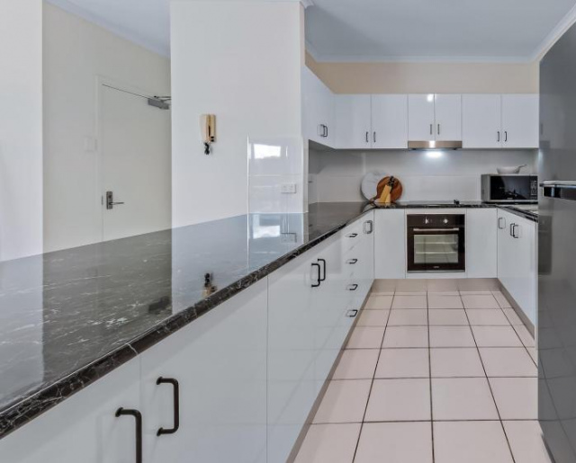2BR Apartment with Stunning Ocean Views - 艾爾利海灘