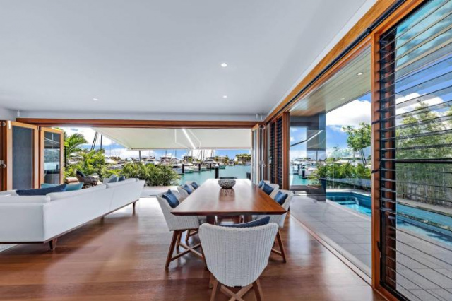 Airlie Beach Waterfront Luxury at 10 The Cove - Airlie Beach
