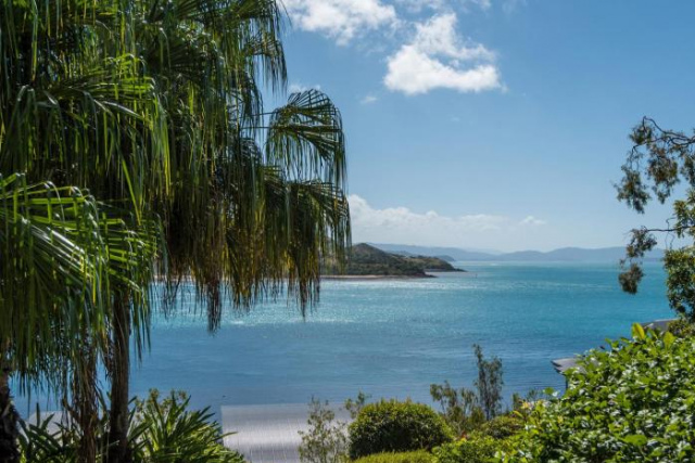 Waves 3 Luxury 3 Bedroom Endless Ocean Views Central Location + Buggy - Hamilton Island