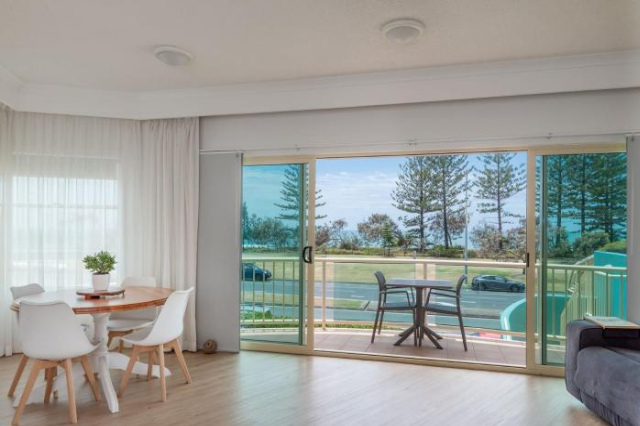 2 Bedroom Beachside Apartment with Air Conditioning and Great Ocean Views - Alexandra Headland