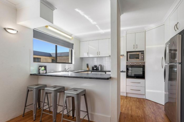 Modern 2-Bed Seaside Unit Steps from Beach - Maroochydore