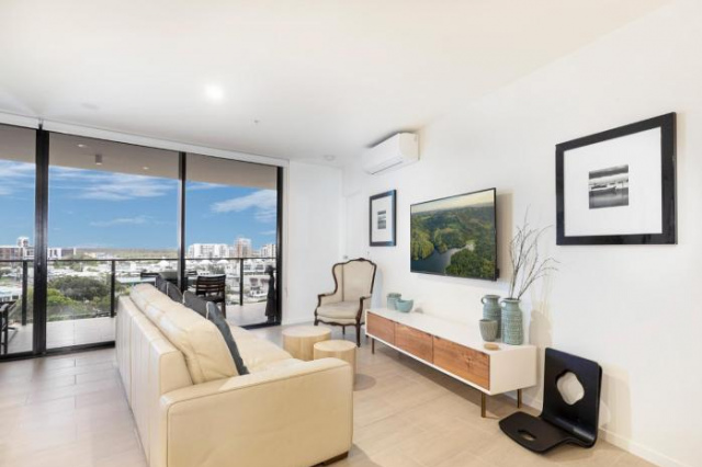 Convenient Sunshine Getaway with Parking and Views - Maroochydore