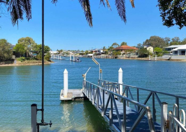 April 19 - Four Bedroom Home on Canal with Pool, Pontoon, Aircon & WiFi - Maroochydore