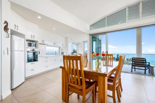 On the Park Stunning Ocean View Top Floor Apartment - 陽光海灘