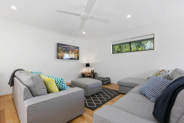 Graebill 2 Bedroom 2 Bathroom Light and Spacious Duplex Walk to Beach Great Outdoor Entertaining Are