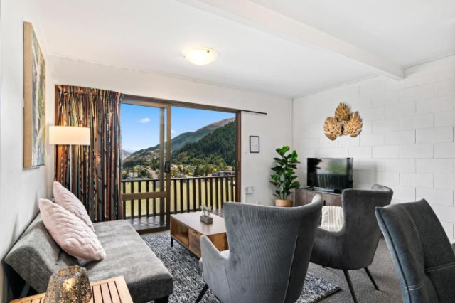Town Centre Location with Stunning View - Unit 8 - Queenstown