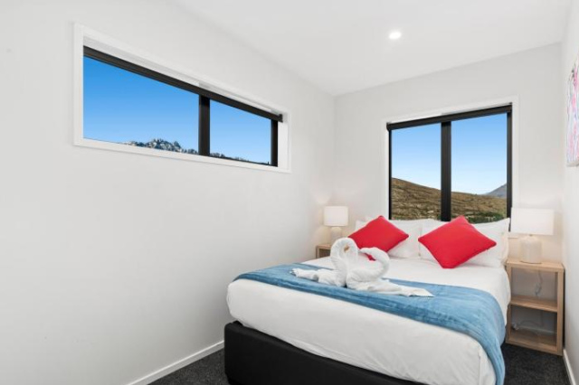 A Luckie Charm - 8 Bedroom Townhouse with Spectacular View - Queenstown