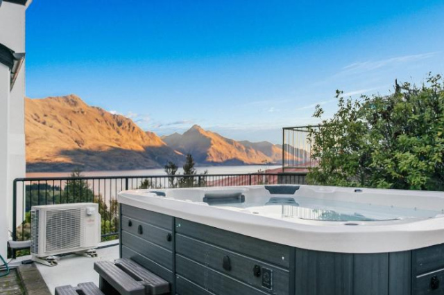 Million Dollar Views - Central Luxury + Hot tub* - Queenstown