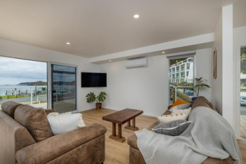 Waterfront Beach House - Paihia Holiday Home