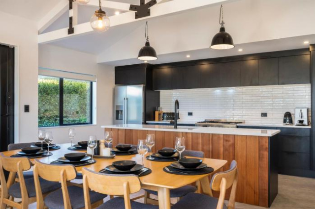 Black Barn Modern: Luxe Martinborough Escape - Wellington