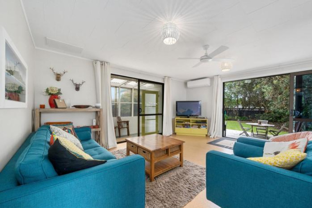 Sunny Beach Bach Hideaway - Paraparaumu Beach Holiday Home - Wellington