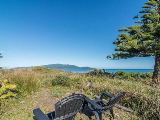 Beachfront Getaway - Waikanae Beach Holiday Home - Wellington
