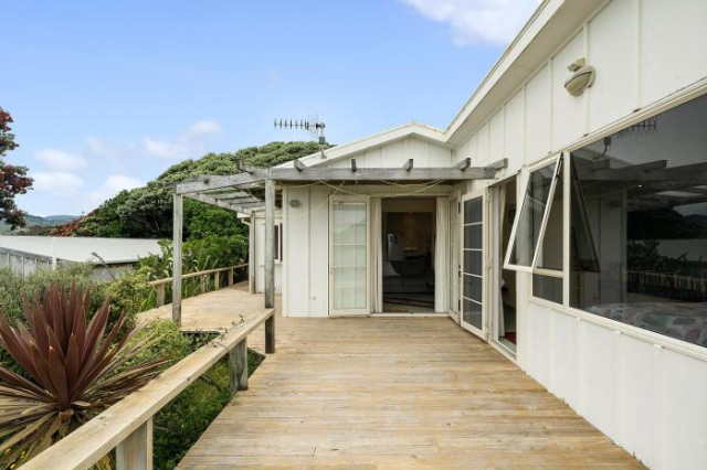 Ridge Top Views - Paekakariki Holiday Home - Wellington