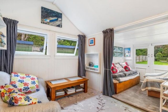 Blue Diamond Bach - Waikanae Beach Holiday Home - Wellington