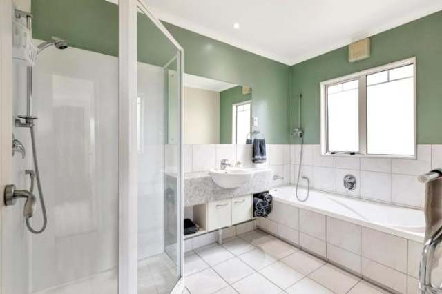 Cheerful 4 Bedroom Home with Free Parking - Wellington