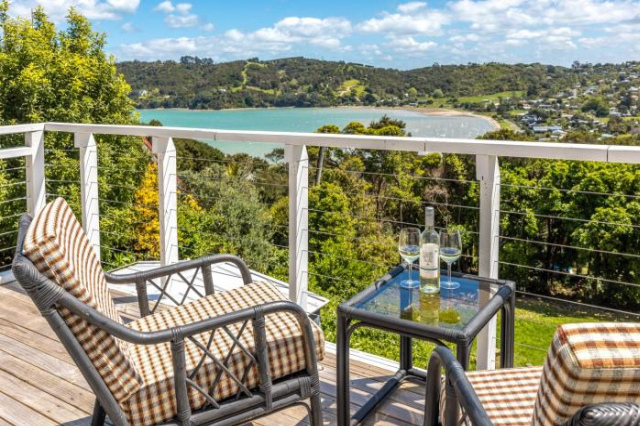 Black View Bach - Waiheke Island