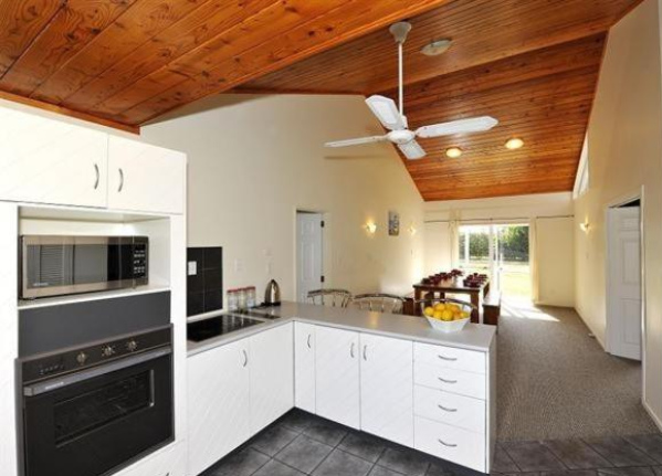 The House of Plenty - Waiheke Holiday Home - 懷希基島