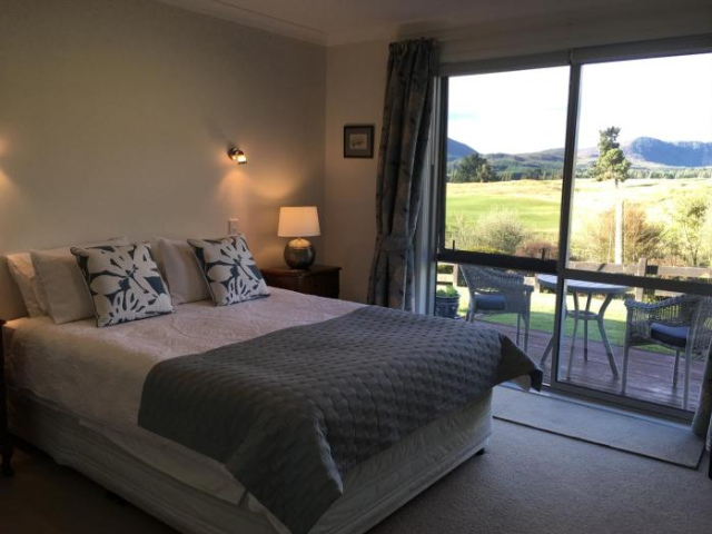 Kinloch Lake & Golf Views - Lake Taupo