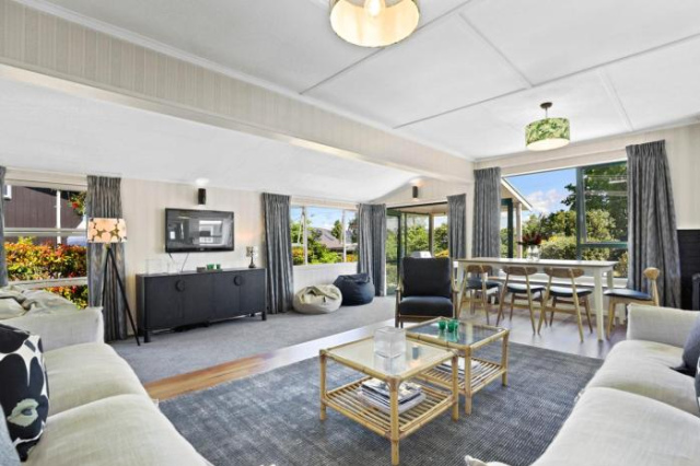 Radiant Rainbow Point - Taupo Holiday Home - Lake Taupo