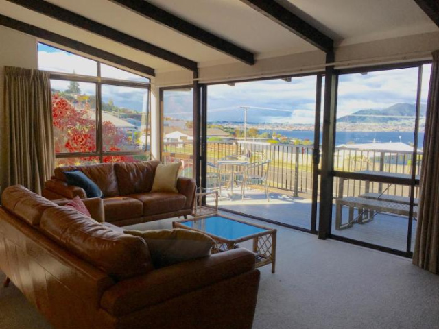 Acacia View at No 3 - Acacia Bay Holiday Home - Lake Taupo