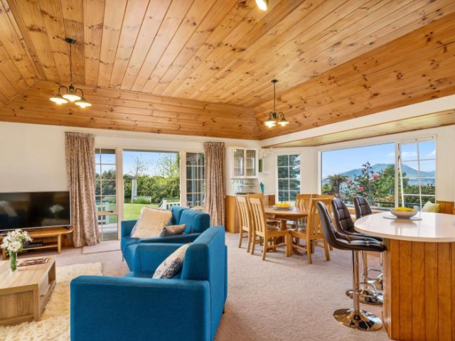 Laketop Retreat - Acacia Bay Holiday Home - Lake Taupo
