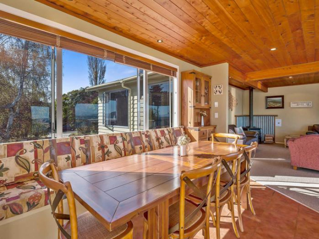 Absolute Waterfront with WiFi - Five Mile Bay Holiday Home - Lake Taupo