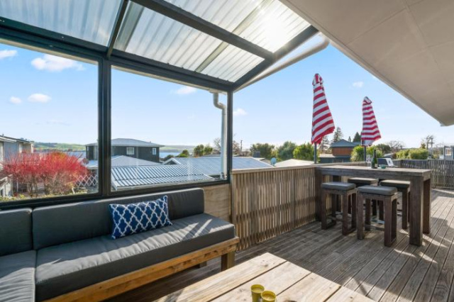 Lakeview Oasis - Rainbow Point Holiday Home - Lake Taupo
