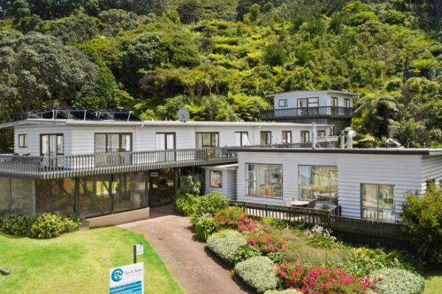 Tipi and Bob Seaside Lodge - North Island