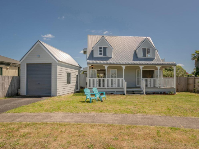 Bach on Boulevard - Pauanui Holiday Home - Coromandel Peninsula