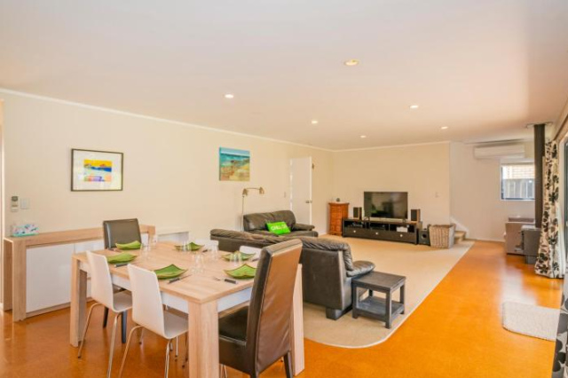Kowhai Corner - Matarangi Holiday Home - Coromandel Peninsula