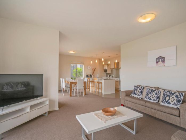 Lakeside Villa Retreat - Matarangi Downstairs Holiday Unit - 科罗曼德尔半岛