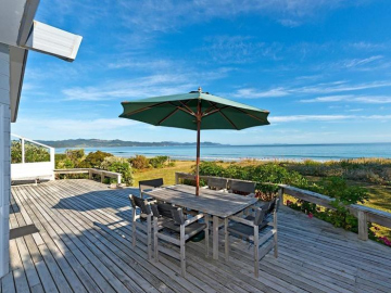 Matarangi Beachfront House - Matarangi Holiday Home
