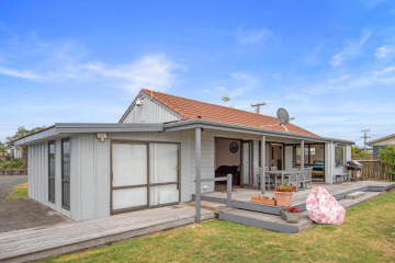 The Sunrise Bach - One Tree Point Holiday Home