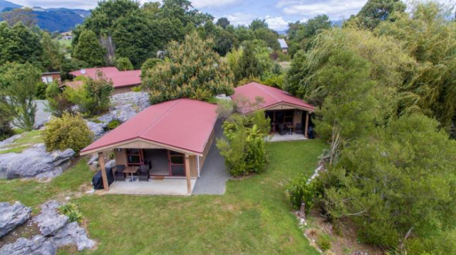 The Rocks Chalets - Tasman