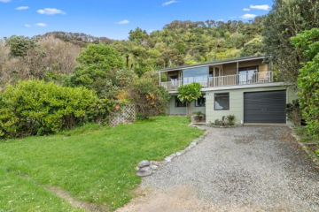 Collingwood Beach House - Golden Bay Holiday Home