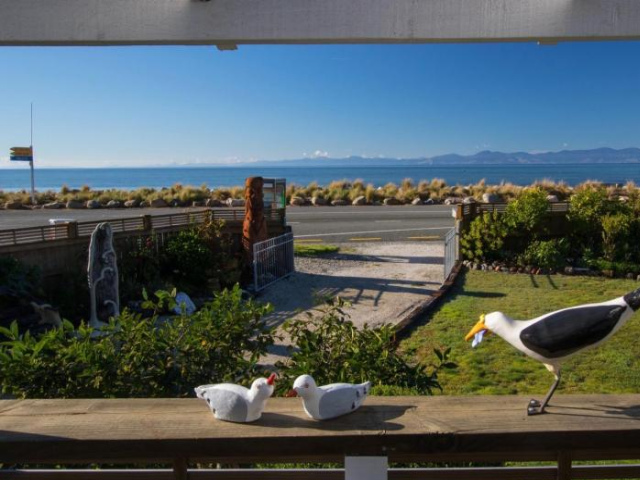 Raisin Town - Marahau Bach - Tasman