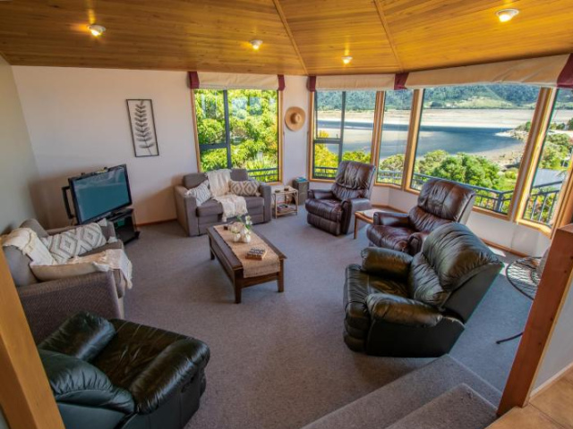 Aorere House - Collingwood Holiday Home - Tasman