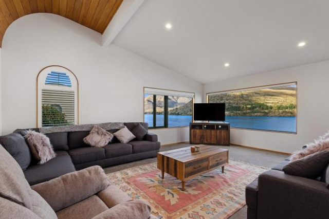 Huge Lakefront Delight - Queenstown Holiday Home - 卡德罗纳高山度假村