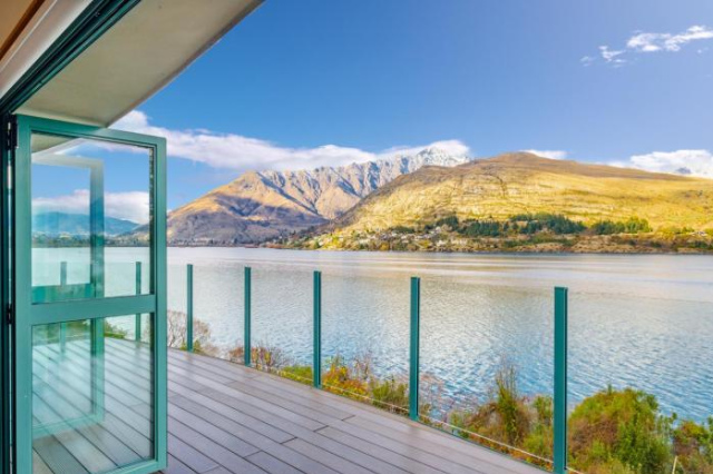 Huge Lakefront Delight - Queenstown Holiday Home - 卡德罗纳高山度假村